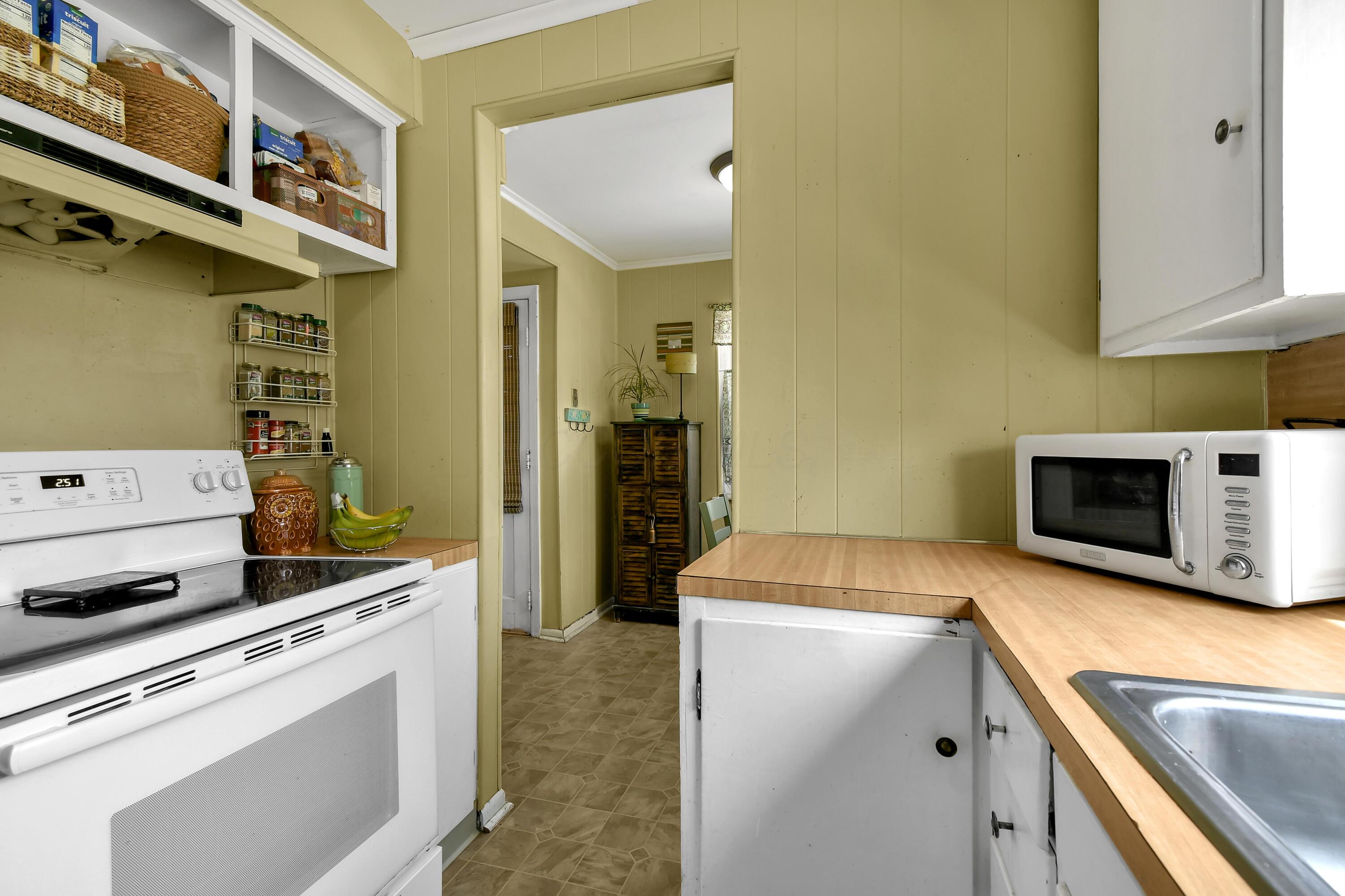 541 Northridge Road Columbus, OH 43214 - Photo 18 of 40 Kitchen to Dinette to Side Door