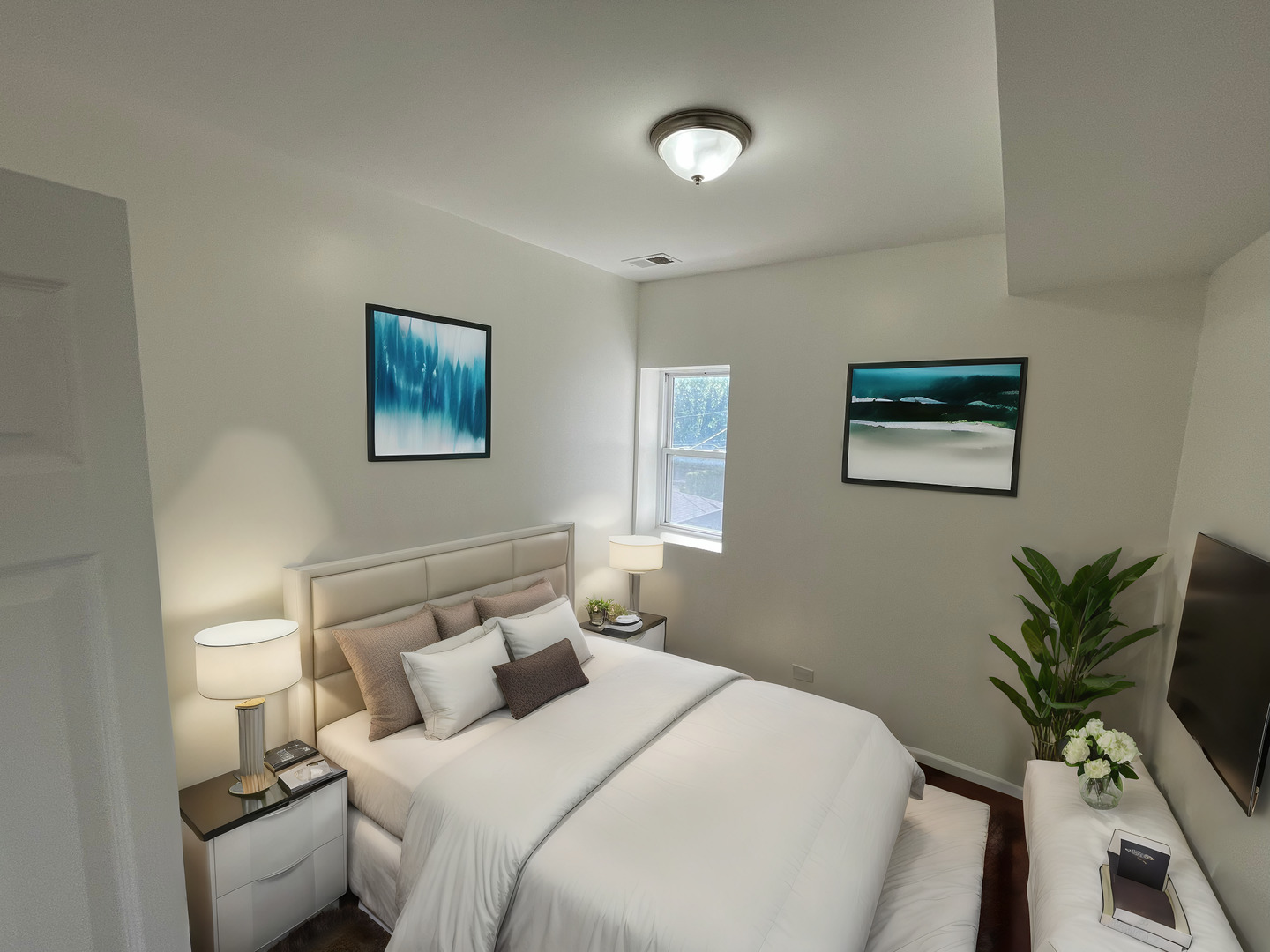 649 East Marquette Road, Unit 3 Chicago, IL 60637 - Photo 11 of 15 a bedroom with a bed and a potted plant