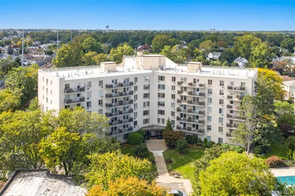 $379,000 | 135 Post Avenue, Unit 2Q, Westbury, NY 11590