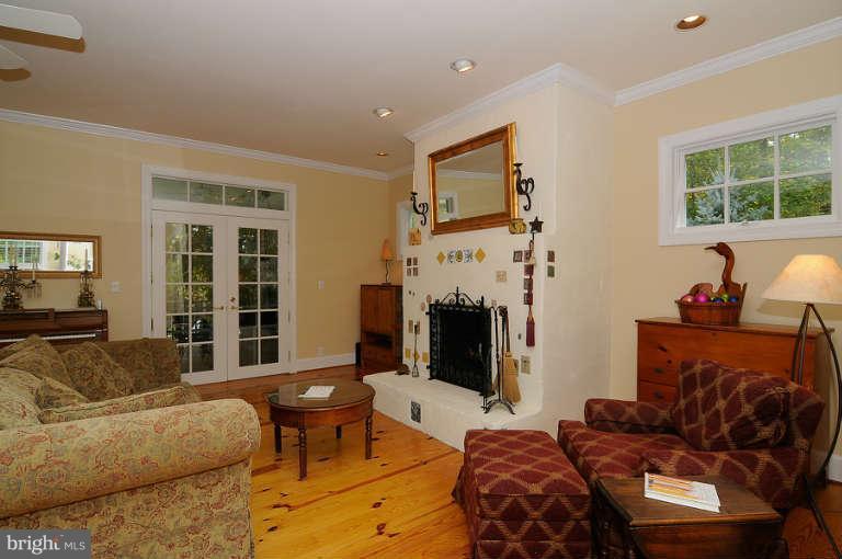 100 Wallace Manor Road Edgewater, MD 21037 - Photo 6 of 27 Living Room