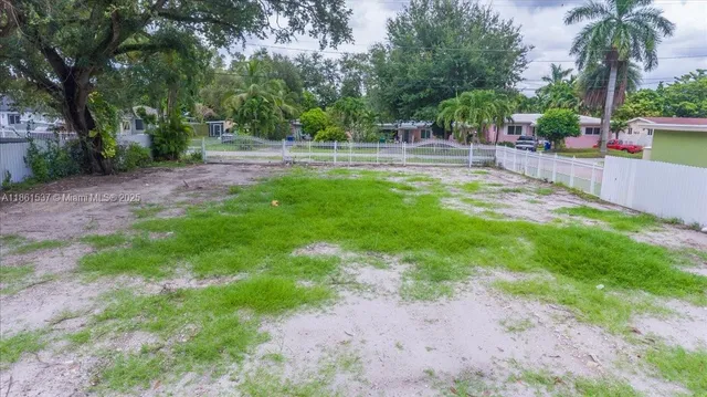 a view of a yard with palm trees