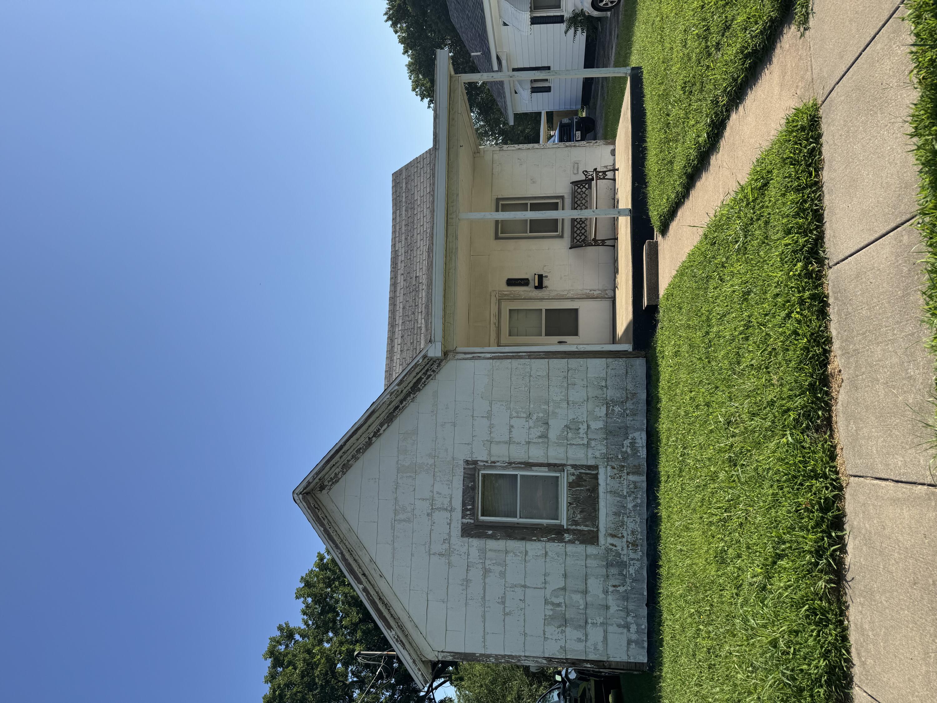 1723 West Chestnut Street Springfield, MO 65802 - Photo 1 of 7 Front