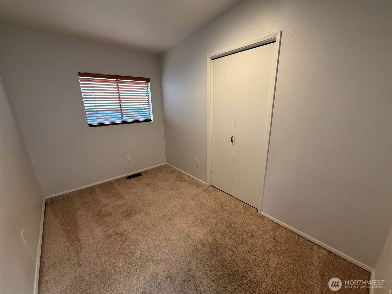 3217 East Madison Street Seattle, WA 98112 - Photo 24 of 40 an empty room with windows