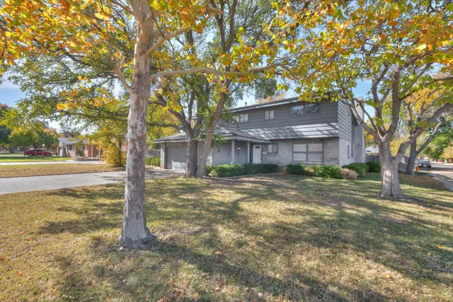 a view of a house with tree s