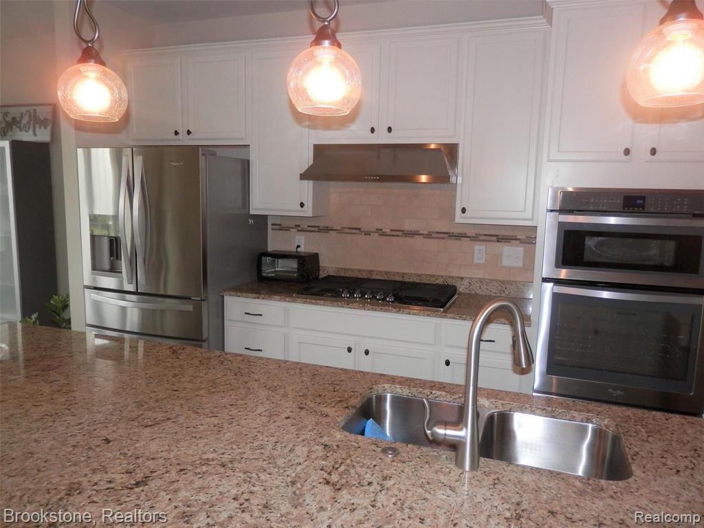 859 Barclay Circle Rochester Hills, MI 48307 - Photo 17 of 36