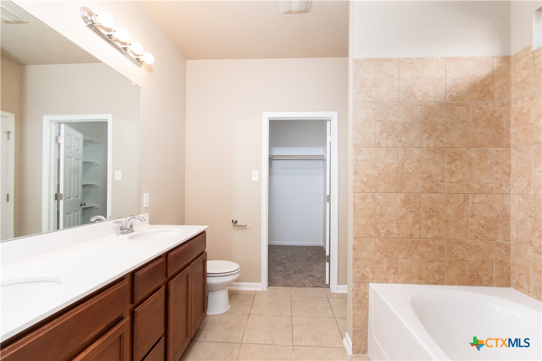 8020 Hawthorn Temple, TX 76502 - Photo 20 of 21 a bathroom with a sink a mirror and a bathtub