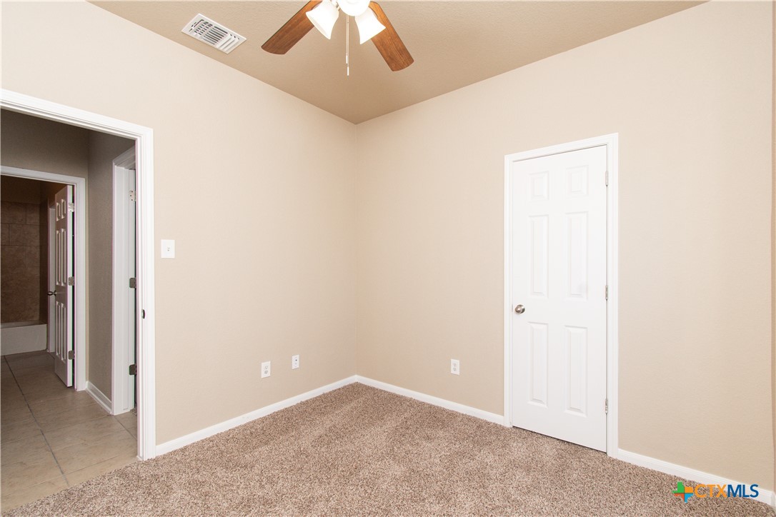 8020 Hawthorn Temple, TX 76502 - Photo 3 of 21 an empty room with a ceiling fan