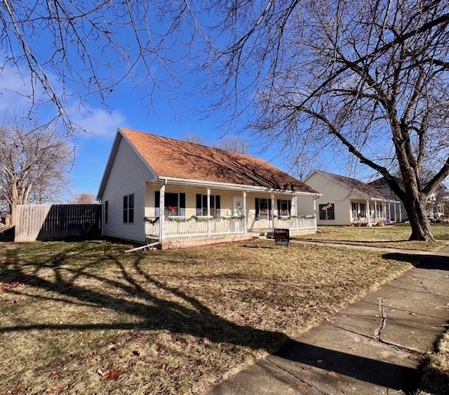 409 East Congress Avenue Rantoul, IL 61866 - Photo 18 of 20 a front view of a house with garden