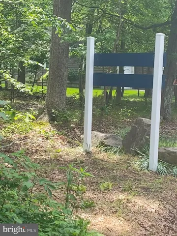 a view of a back yard