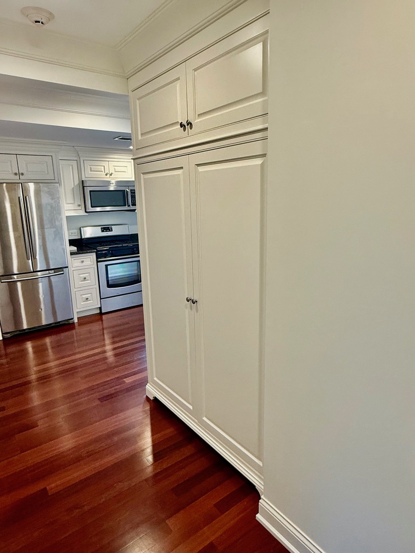 1000 Ridge Road, Unit 2 Wilmette, IL 60091 - Photo 11 of 11 a view of a kitchen from the hallway