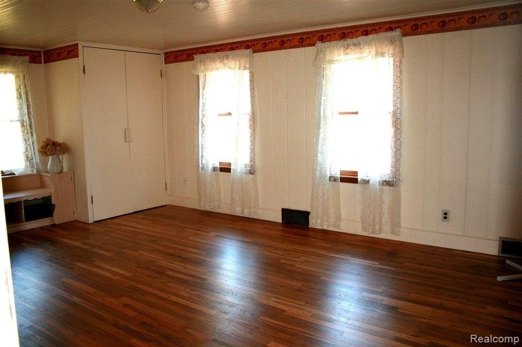 7826 Teahen Road Brighton, MI 48116 - Photo 17 of 25 Bright / Hardwood Floors