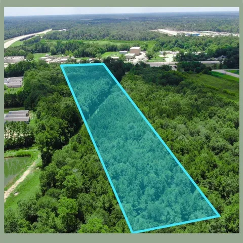 a view of a back yard of the green space