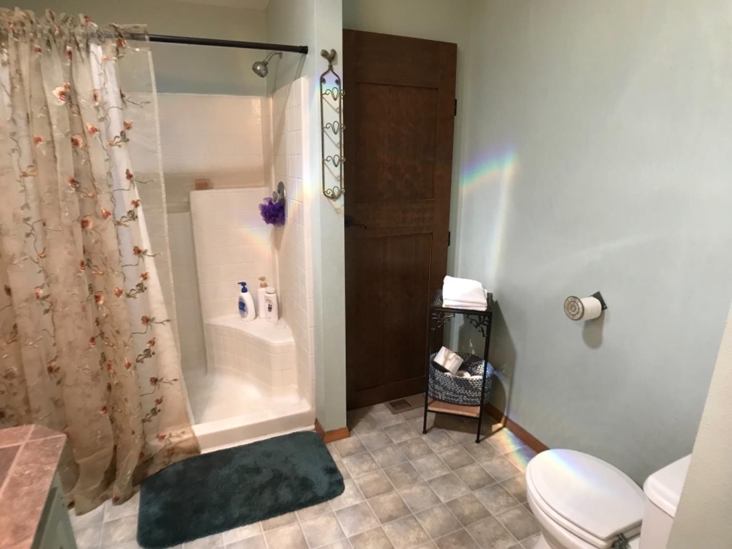 289 Drake Road Shady Cove, OR 97539 - Photo 29 of 32 En suite master bath