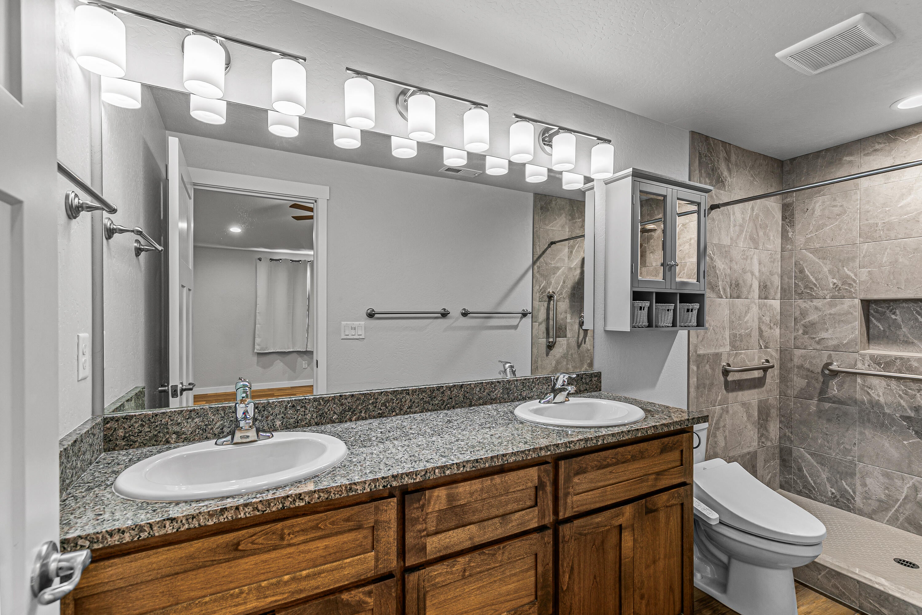 694 Nottingham Terrace Eagle Point, OR 97524 - Photo 23 of 43 9R9A4673