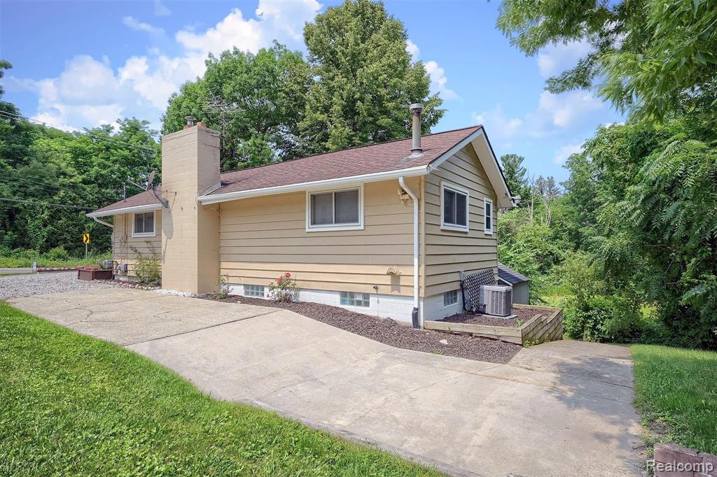 1712 Rochester Road Leonard, MI 48367 - Photo 3 of 29