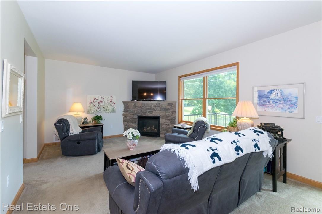 871 Heights Road Lake Orion, MI 48362 - Photo 24 of 38 Photo 2 of living room