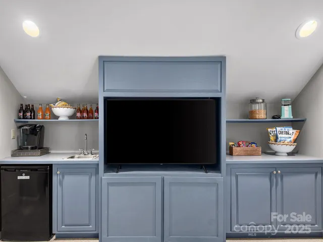 $960,000 | 202 Bent Pine Trace, Hendersonville, NC 28739