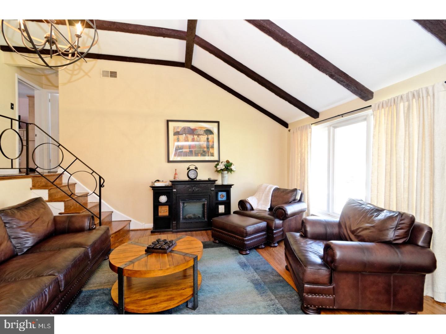 333 Glen Ridge Road Havertown, PA 19083 - Photo 2 of 25 Living Room