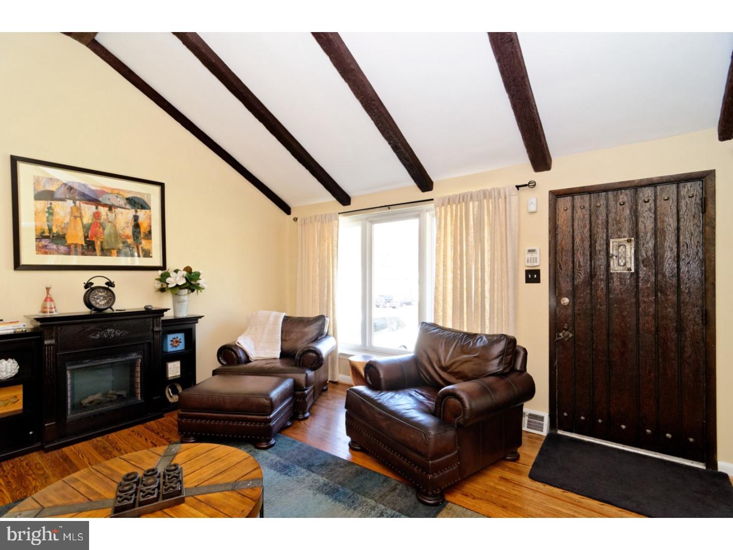 333 Glen Ridge Road Havertown, PA 19083 - Photo 3 of 25 Living Room