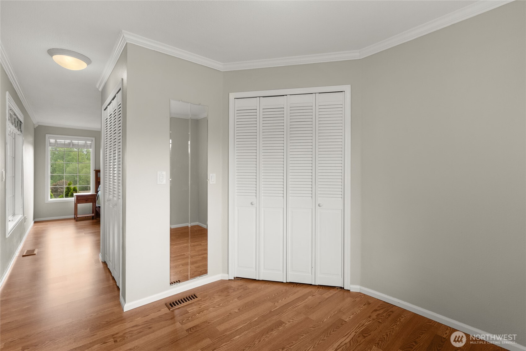 10 Jeffery Place Longview, WA 98632 - Photo 21 of 40 a view of a room with wooden floor and windows