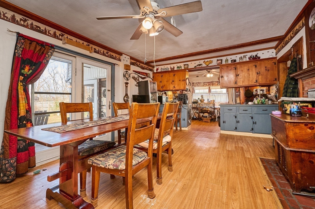 283 South Street Northampton, MA 01060 - Photo 7 of 32 a very nice looking room with a large window