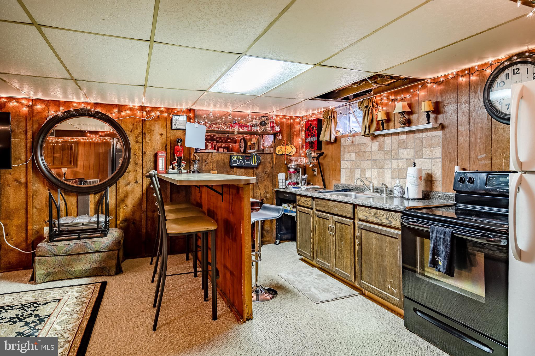 17 Buckwalter Road Spring City, PA 19475 - Photo 31 of 42 Bar/kitchenette