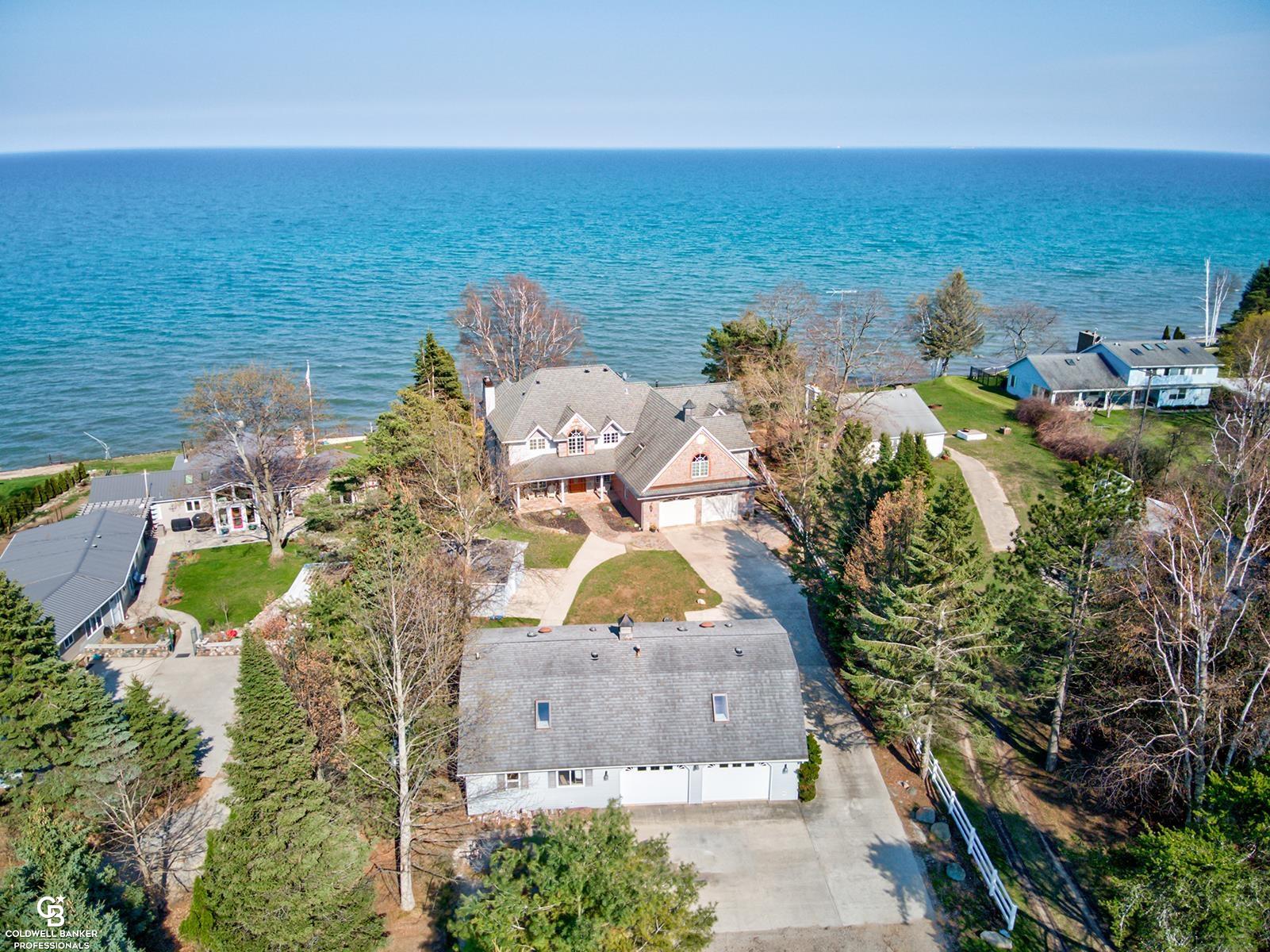 3864 North Lakeshore Road Deckerville, MI 48427 - Photo 3 of 88 50107318-2.JPG