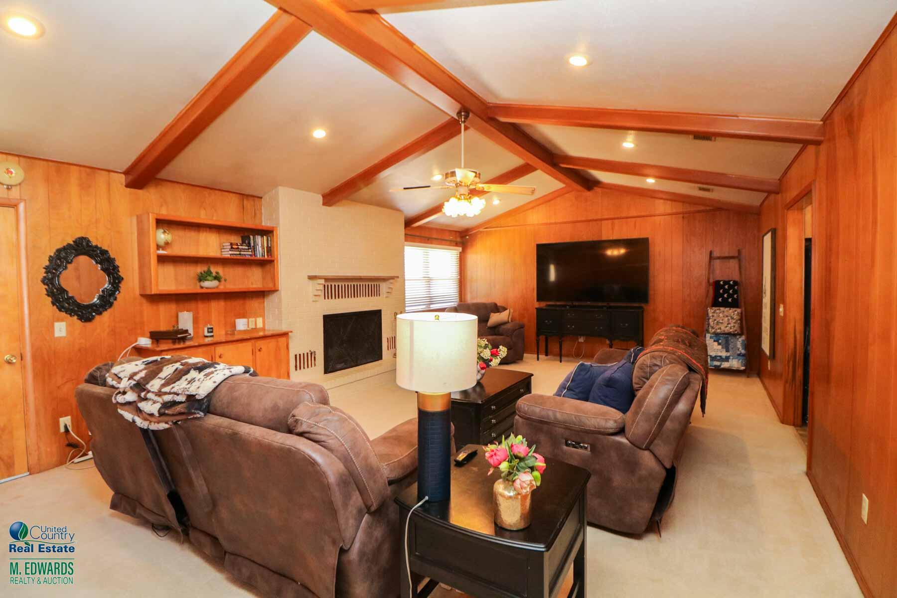 312 East 18th Street Littlefield, TX 79339 - Photo 7 of 14 a living room with furniture a ceiling fan and a rug