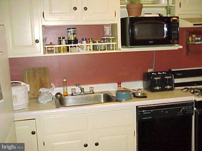 1322 Cedarcroft Road Baltimore, MD 21239 - Photo 5 of 10 Kitchen