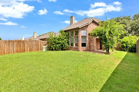 a view of a house with backyard and garden