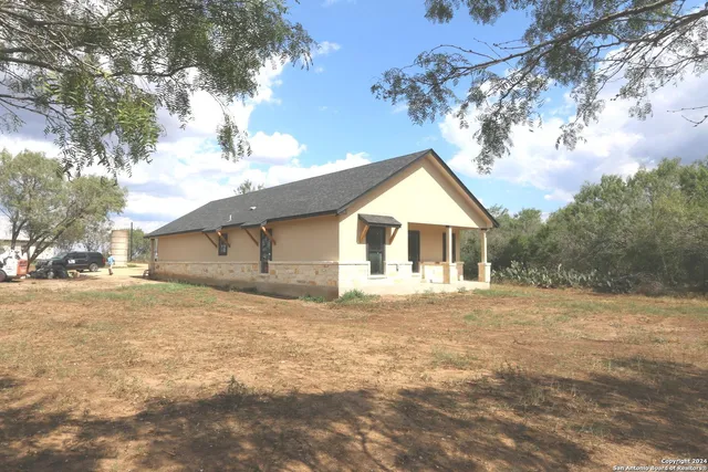 $575,000 | 1186 Highway 181, Floresville, TX 78114