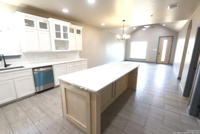 $575,000 | 1186 Highway 181, Floresville, TX 78114