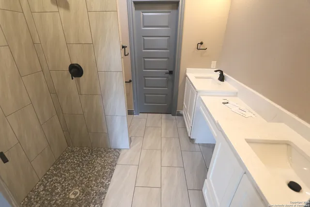 $575,000 | 1186 Highway 181, Floresville, TX 78114