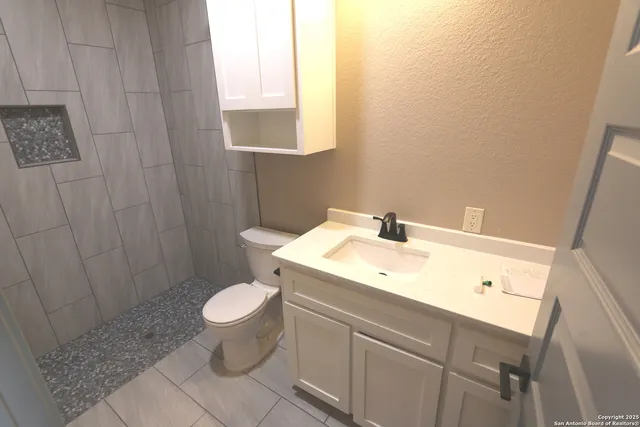 $575,000 | 1186 Highway 181, Floresville, TX 78114