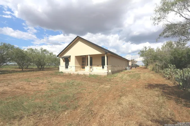 $575,000 | 1186 Highway 181, Floresville, TX 78114