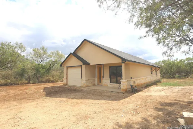 $575,000 | 1186 Highway 181, Floresville, TX 78114