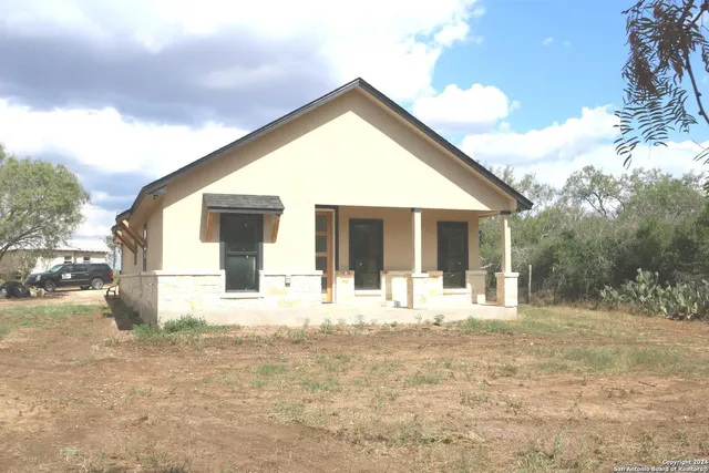 $575,000 | 1186 Highway 181, Floresville, TX 78114