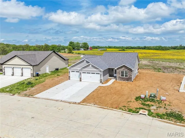 $440,100 | 914 Seneca Drive, Waterloo, IL 62298