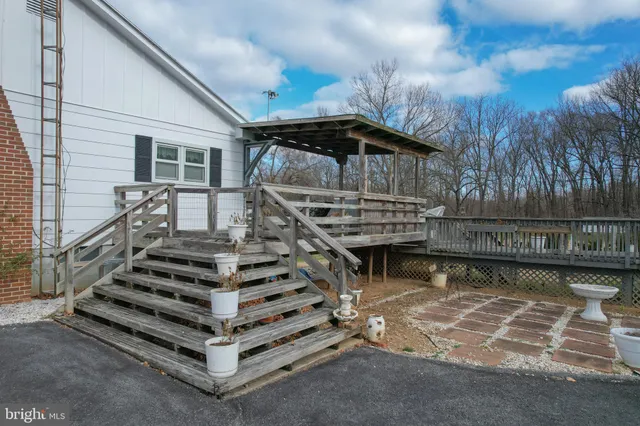 a view of a roof deck with wooden floor and fence