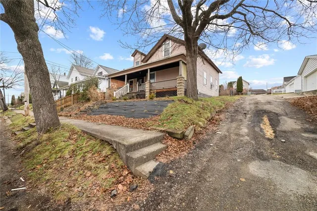 a view of a house with a yard