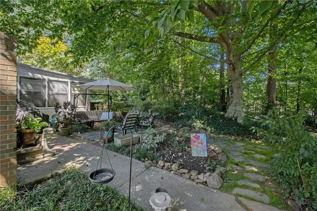 an outdoor space with lots of plants and green space