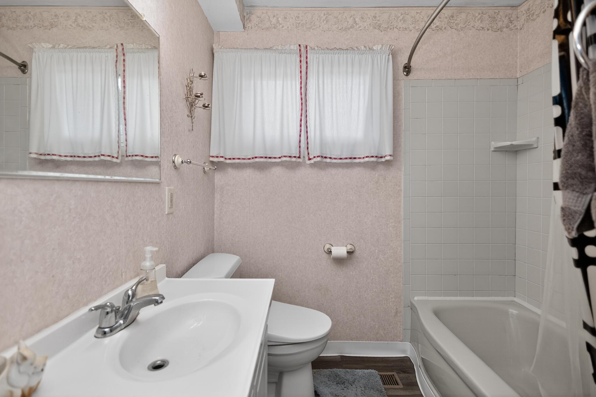 1618 East College Avenue Appleton, WI 54915 - Photo 14 of 18 Primary Bathroom