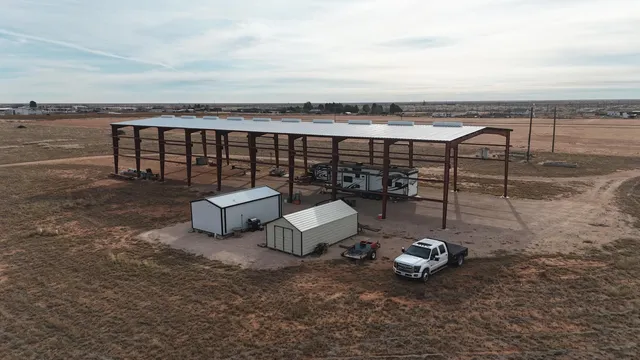 a view of a house with backyard and roof