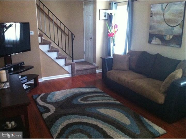 855 Cricket Road Secane, PA 19018 - Photo 3 of 25 Living Room
