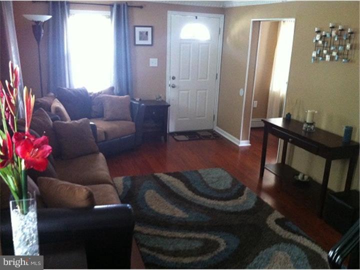 855 Cricket Road Secane, PA 19018 - Photo 4 of 25 Living Room
