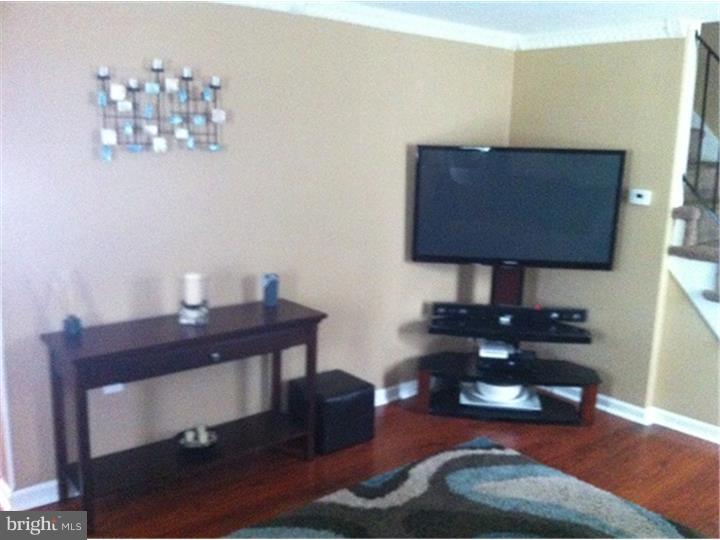855 Cricket Road Secane, PA 19018 - Photo 5 of 25 Living Room