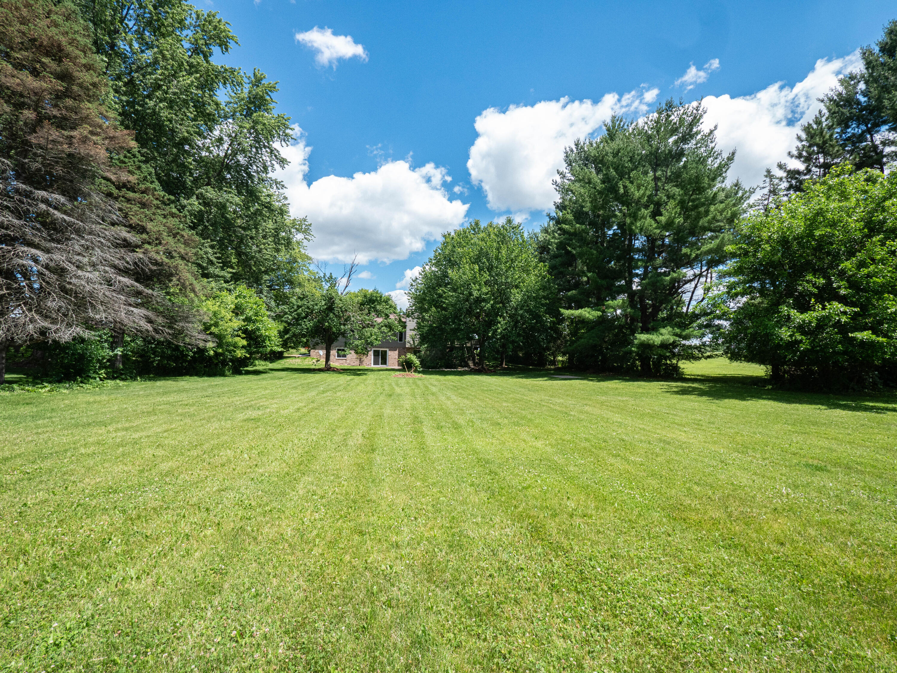 N6185 Country View Lane Concord, WI 53178 - Photo 2 of 28 Yard