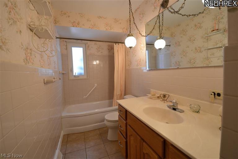 5539 Roy Road Cleveland, OH 44143 - Photo 13 of 18 Full Bath 1 with Tub and Window