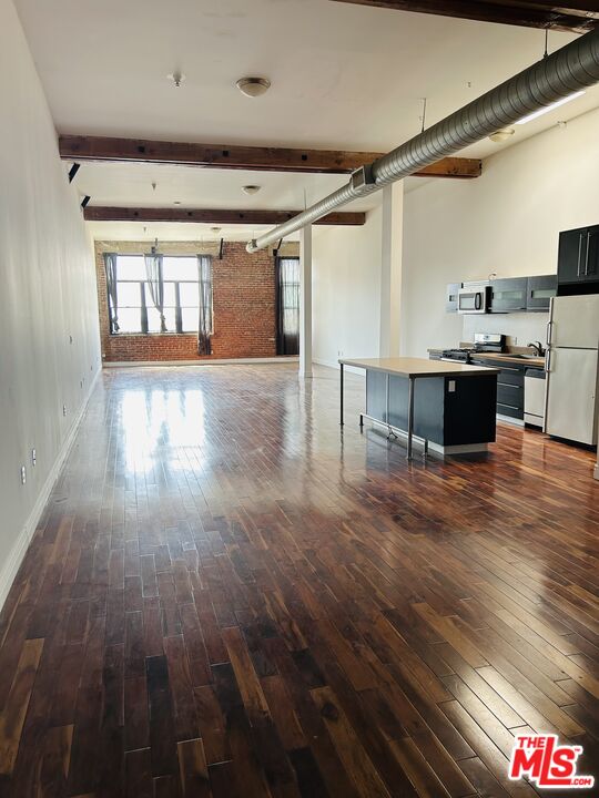 652 Mateo Street, Unit 306 Los Angeles, CA 90021 - Photo 2 of 7 a view of kitchen with furniture and window