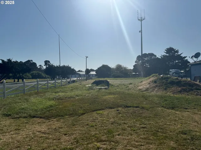 a view of a grassy area